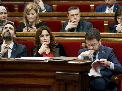 El presidente de la Generalitat, Pere Aragonès (derecha), la vicepresidenta, Laura Vilagrà, y el 'conseller' de Industria, Roger Torrent (izquierda), durante la sesión de control al Gobierno en el Parlament el pasado 21 de febrero.