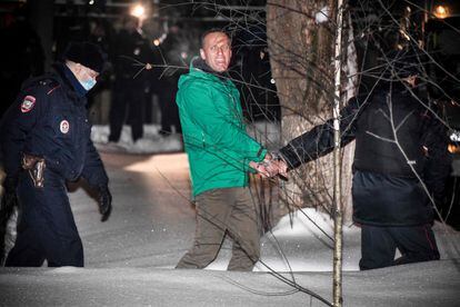 Navalni, escoltado por dos policías, este lunes. 