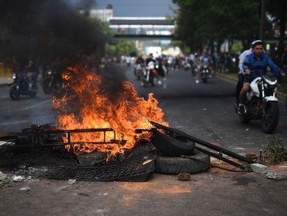 Manifestantes queman llantas durante una protesta para exigir la renuncia de la fiscal general Consuelo Porras, en Ciudad de Guatemala.