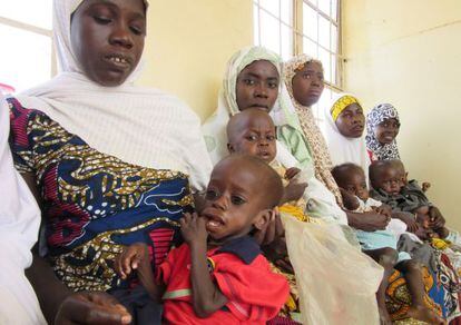 Madres con sus niños malnutridos en el Centro de Gestión de la Malnutrición Aguda de Badume, donde reciben tratamiento e inmunización contra la polio.
