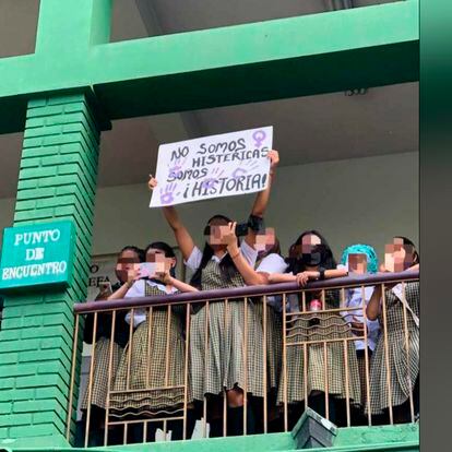 Protesta por la destitución del profesor Carlos Jaramillo en Medellin. Las estudiantes piden  justicia para las mujeres violentadas.