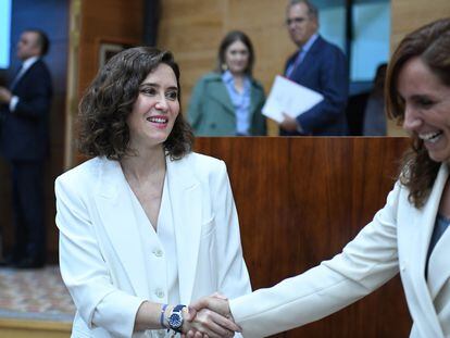 Mónica García saluda a Isabel Díaz Ayuso a su llegada a la Asamblea de Madrid