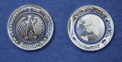 Imagen de las nuevas monedas cinco euros en Múnich, Alemania, el 11 de abril de 2016. SVEN HOPPE EFE