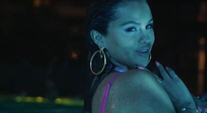 Selena Gomez, en la piscina en una imagen del videoclip de ‘Single Soon’.