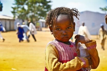 La infancia es uno de los grupos más vulnerables en las crisis humanitarias. Un 80% de los refugiados que llegan a Camerún desde República Centroafricana, son mujeres y niños. Es clave prevenir que estén malnutridos o sufran diarreas por beber agua sucia.