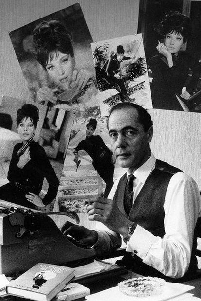 Peter O'Donnell escribe delante de varios carteles de <i>Modesty Blaise,</i> en 1966.