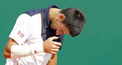 Djokovic, con el brazo derecho vendado, se lamenta en Montecarlo. 