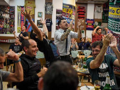 Seguidores argentinos siguen a trav&eacute;s de la televisi&oacute;n en un bar la clasificaci&oacute;n de su equipo.