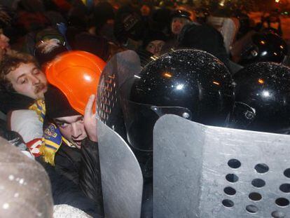 Policías antidisturbios cargan contra manifestantes en Kiev.