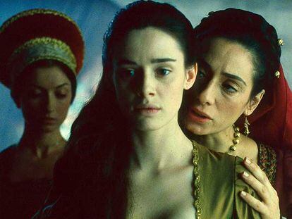 De izquierda a derecha, Manuela Arcuri, Pilar López de Ayala y Rosana Pastor, en una escena de la película 'Juana la Loca' (2001), de Vicente Aranda.