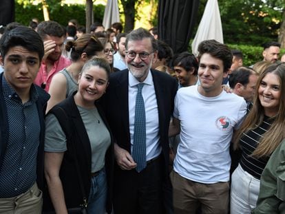 El expresidente Rajoy se fotografía este jueves con unos jóvenes del Partido Popular de Madrid.
