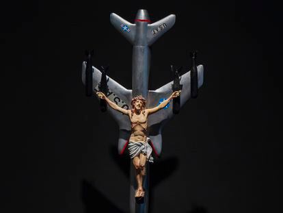 La crucifixión es uno de los temas recurrentes en el Museo del Arte Prohibido. En la fotografía, 'La civilización occidental y cristiana' (1965), del argentino León Ferrari.