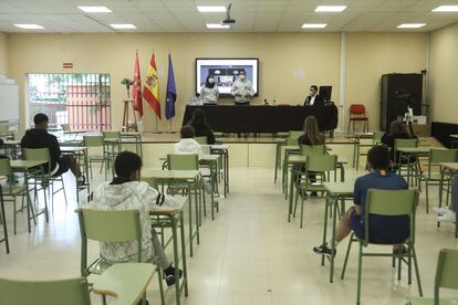 Varios alumnos siguen en directo la charla de los expandilleros. Otros lo hicieron por videoconferencia.