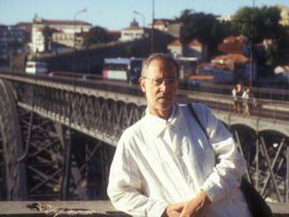 Juan Luis Dalda, na ponte de Eiffel que une Porto e Vila Nova da Gaia. 