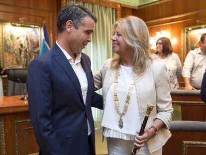 La alcaldesa de Marbella, Ángeles Muñoz (PP), junto al regidor saliente, José Bernal (PSOE).