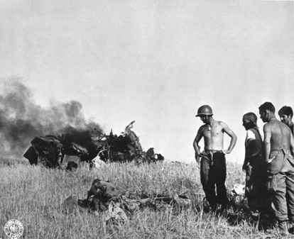 Soldados aliados observan el cadáver de un piloto alemán derribado en Sicilia.