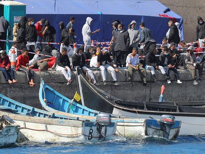 Imagen del muelle de Arguineguín, donde duermen hacinados más de 1.000 migrantes, el pasado día 9.