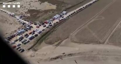 Aglomeració de cotxes durant la Setmana Santa al delta de l'Ebre.