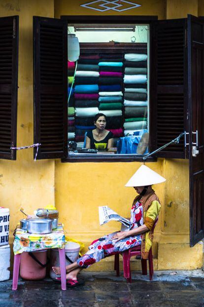 La seda natural es la referencia textil a nivel mundial. Trajes a medida a 24 horas, moda antigua y moderna contrasta con una vendedora ambulante.