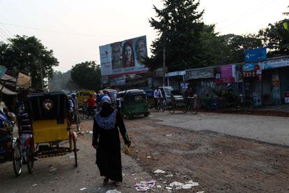 En la guerra de 1971 en la que Bangladesh se independizó de Pakistán tras nueve meses de hostilidades murieron unos tres millones de personas y diez millones resultaron refugiadas, según estimaciones oficiosas. Además, unas 200.000 mujeres fueron víctimas de violencia sexual, fundamentalmente por parte de soldados y milicias propaquistaníes. En la ciudad septentrional de Sirajganj residen muchas de esas mujeres, conocidas en bengalí como birangonas (mujeres valientes), que han optado por evitar el anonimato. La mayoría de las víctimas de violencia sexual eligieron en cambio sumergirse en un silencioso ostracismo para evitar el estigma social.