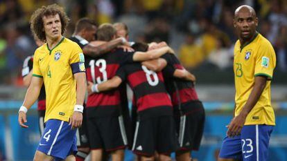 Los alemanes celebran un gol ante David Luiz y Maicon.