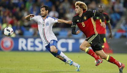 Fellaini y Parolo disputan el balón.
