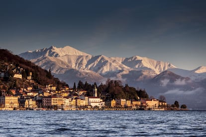 La atmósfera de la Belle Époque se respira en las grandiosas villas que la alta burguesía europea construyó en las orillas del Lago Maggiore, como el Palazzo Borromeo de la Isola Bella, en Stressa, con su forma de barco y sus 10 terrazas de jardines, o Villa Fontana, en Belgirate (en la foto), donde pasó temporadas el poeta Gabriele D'Annunzio.