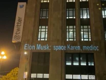 Una proyección en la fachada de la sede corporativa de Twitter en San Francisco hace mofa de su dueño, Elon Musk.