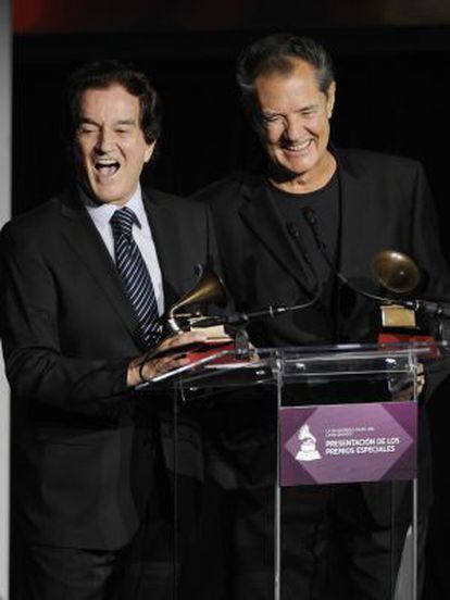 El Dúo Dinámico recogen su Grammy Latino.