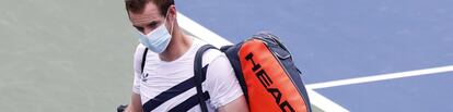 Andy Murray accede a la pista con una mascarilla. / J. S. (EFE)