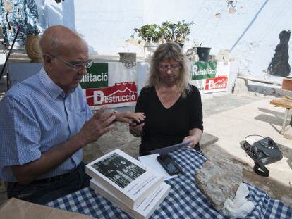 El escritor Llu&iacute;s Cerver&oacute; i Mart&iacute; y la portavoz de Salvem el Cabanyal, Maribel Dom&eacute;nech, en la presentaci&oacute;n de las jornadas, este jueves.