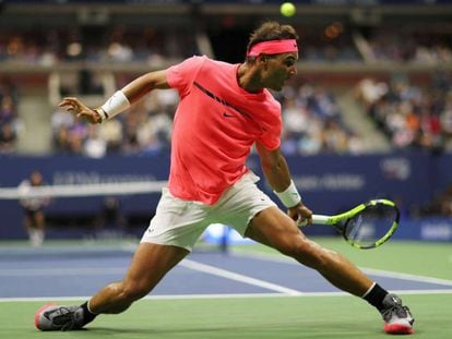 Nadal devuelve la pelota durante el partido contra Lajovic.