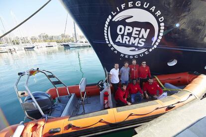 Foto de familia de una ONG que trabaja rescatando migrantes del mar Mediterráneo.