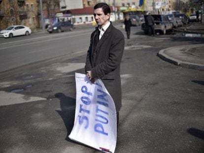 Un hombre protesta contra Putin ante la Embajada rusa en Kiev, el viernes.