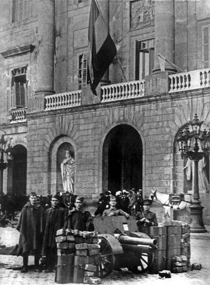 Tropes de l'exèrcit de la República a la plaça Sant Jaume, el 7 d'octubre de 1934.