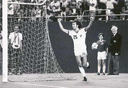 Santi Formoso celebra un gol con el Cosmos.