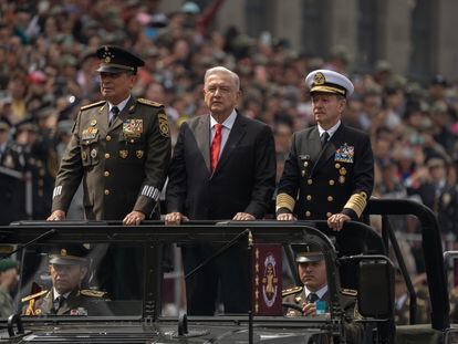 López Obrador con los comandantes del Ejército y Marina, el 16 de septiembre en Ciudad de México.
