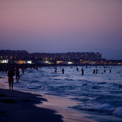 Bañistas disfrutaban de la playa de la Malvarrosa, en Valencia, tras la puesta del sol, el 31 de julio.