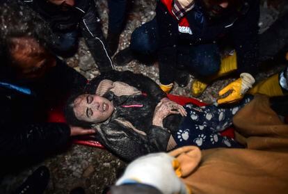 Personal de emergencias sacan a una mujer de entre los escombros en Elbistan (Turquía).