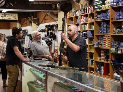 Visitantes en la tienda de armas Bobâs Little Sport, en Glassboro, Nueva Jersey.
