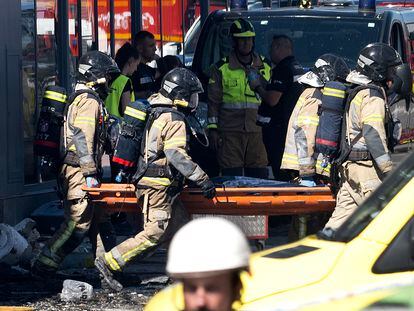 Los bomberos de Murcia retiraban la mañana del domingo uno de los cadáveres de las víctimas del incendio registrado en tres discotecas de la ciudad.