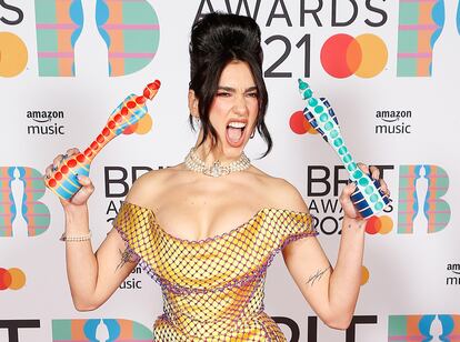 Dua Lipa, con sus premios en la gala de los Brit celebrada la noche del martes en Londres.