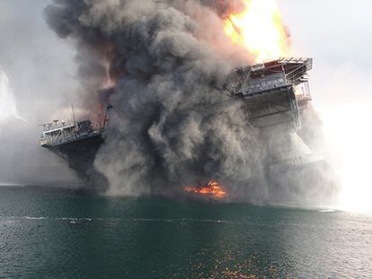 El 20 de abril una plataforma petrolífera <i>Deepwater Horizon</i> de la compañía BP empezaba a arder frente a la costa de Luisiana. Los servicios de emergencia de EE UU enviaron de inmediato varios buques para intentar sofocar el incendio y evitar que la plataforma se derribara.