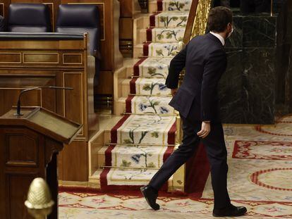 Pablo Casado abandona el hemiciclo del Congreso de los Diputados este miércoles.