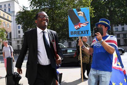 Un manifestante contra el Brexit protesta ante el ministro de Energía británico, Kwasi Kwarteng.