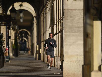 Una persona corre durante el confinamiento en París, donde la actividad física está permitida durante una hora al día a un kilómetro del lugar de residencia.