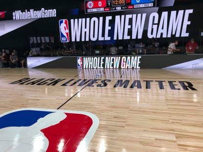 Cancha del complejo Wide World of Sports de Florida donde se reanuda la NBA. El lema del reinicio de la temporada en Disney World es 'Whole New Game', "Juego completamente nuevo", junto al Black Lives Matter