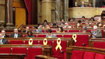Lazos amarillos en los escaños de los encarcelados y fugados en el Parlament de Cataluña este sábado.