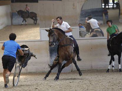 Pablo Hermoso de Mendoza entrena con Janucá, en presencia, al fondo, de su hijo Guillermo.