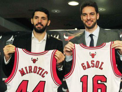 Nikola Mirotic y Pau Gasol, en su presentaci&oacute;n como nuevos jugadores de los Bulls. 